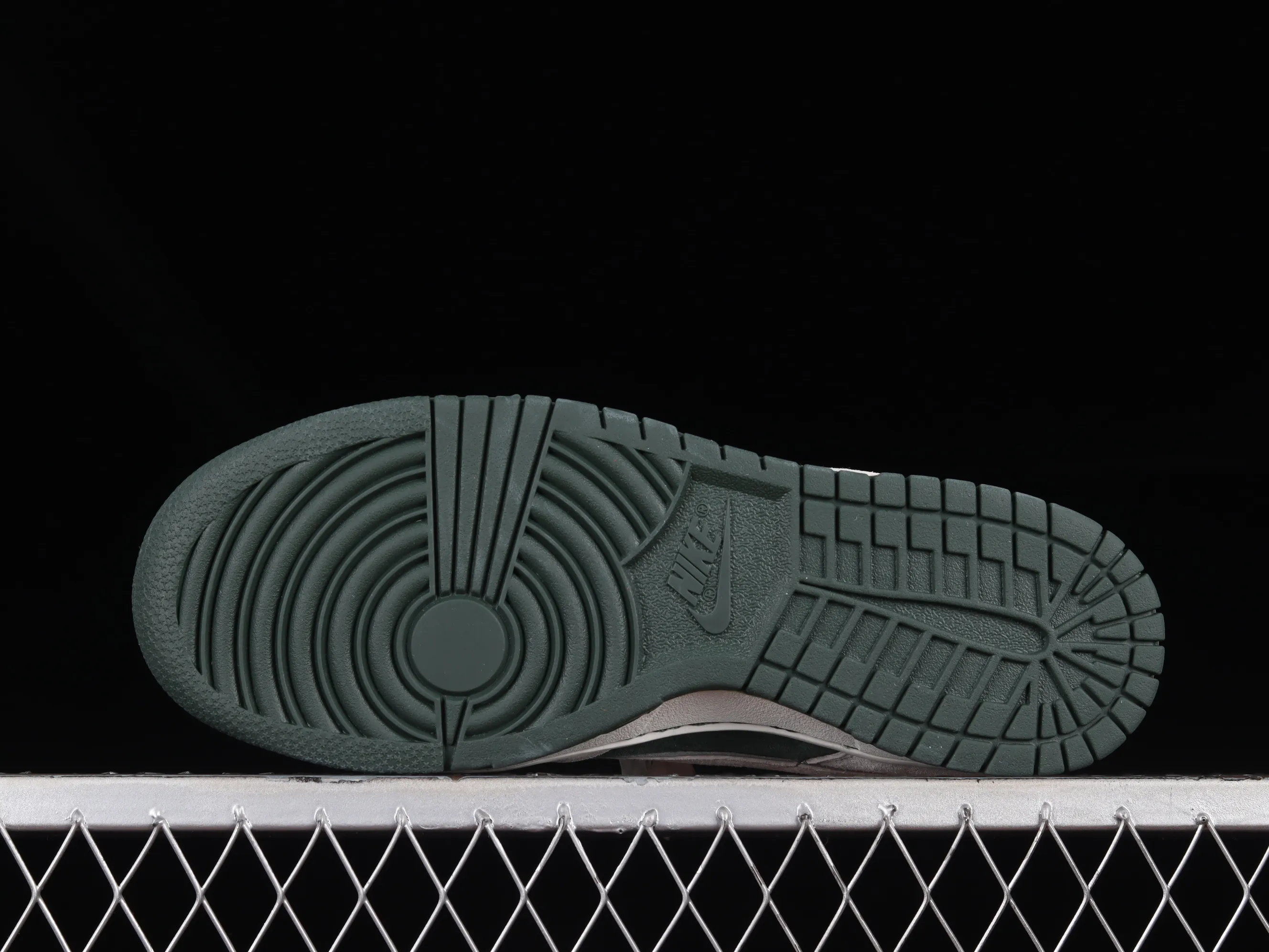 All Categories Nk SB Dunk Series Nk SB Dunk Low Low-top sneakers Otomo Katsuhiro x Nk SB Dunk Low "Steamboy OST" Otomo Katsuhiro co-branded SB low-top sports and leisure sneakers LF0039-035